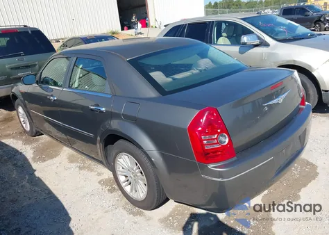 2010 Chrysler 300 Touring z USA, uszkodzony, nr VIN 2C3CA4CD8AH167689